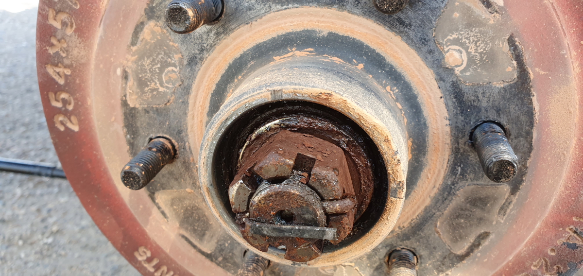 How to Identify Failing Trailer Bearings